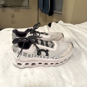 Black and White Ons Tennishoes
